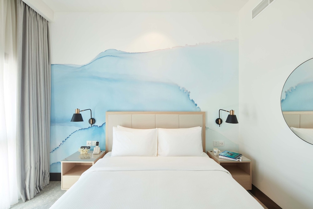 Deluxe Room, 1 King Bed, Partial Sea View photo 2