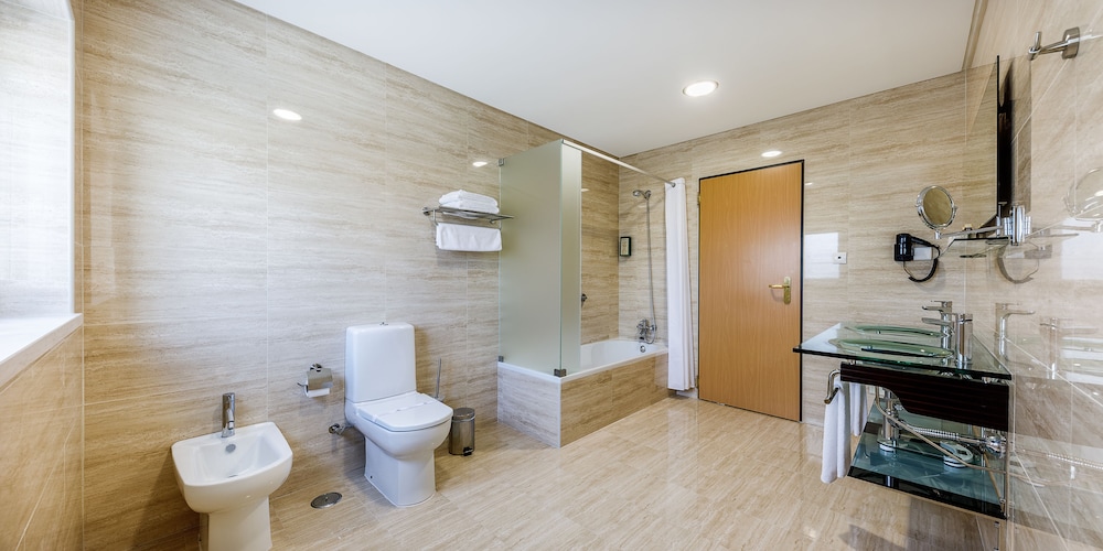 Standard Double Room thumbnail 6