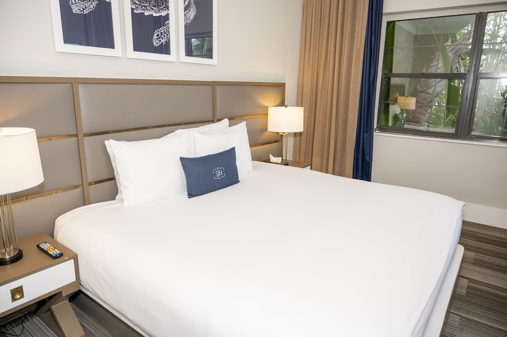 Luxury Double Room, 1 King Bed, Pool View - Photo 5