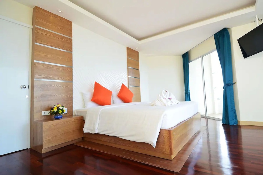 Deluxe King Bed photo 1