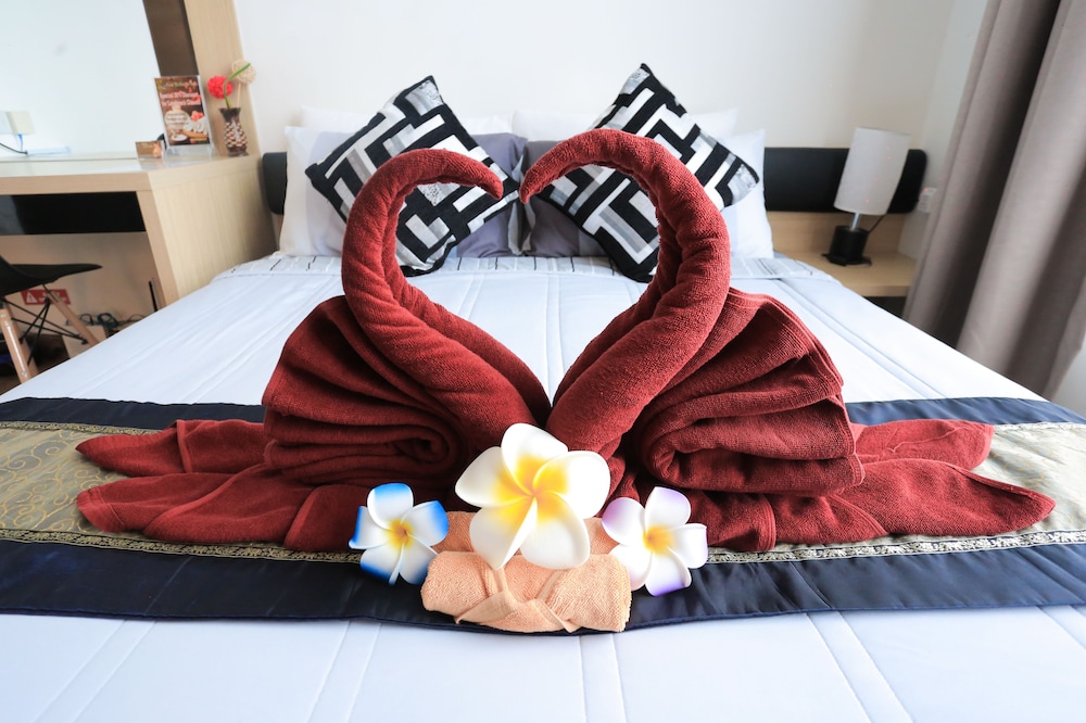 Signature Suite, 1 Queen Bed with Sofa bed, Kitchen, Pool View