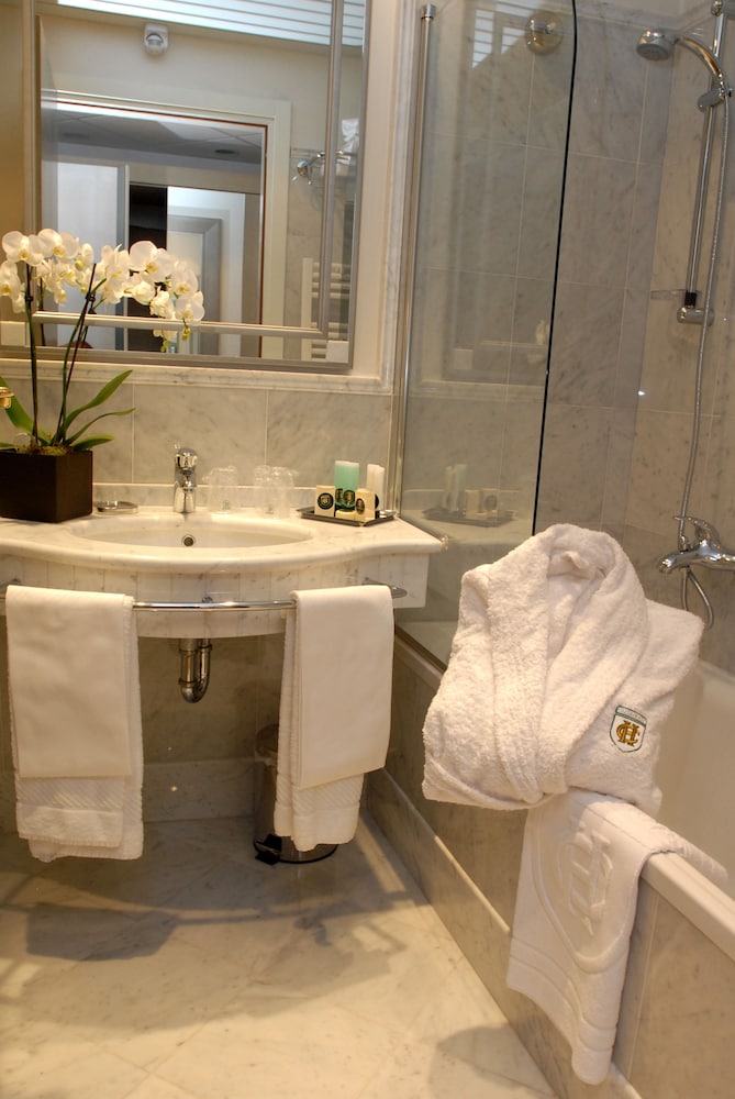 Superior King Room - Photo 7