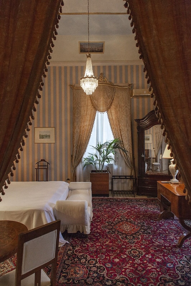 Royal Room - Photo 7