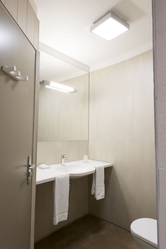 Double or Twin Room - Photo 3