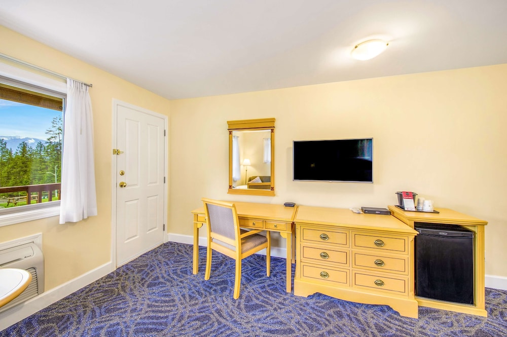 Standard Room, 1 King Bed, Non Smoking photo 2