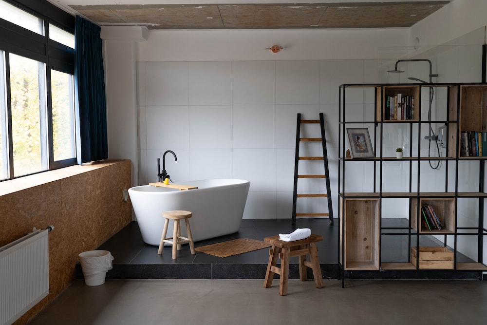 Deluxe Room with bath - Photo 6