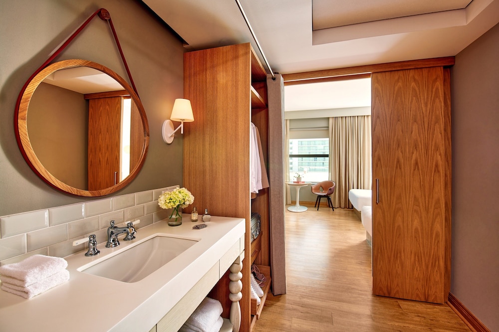 Room, 1 King Bed, City View