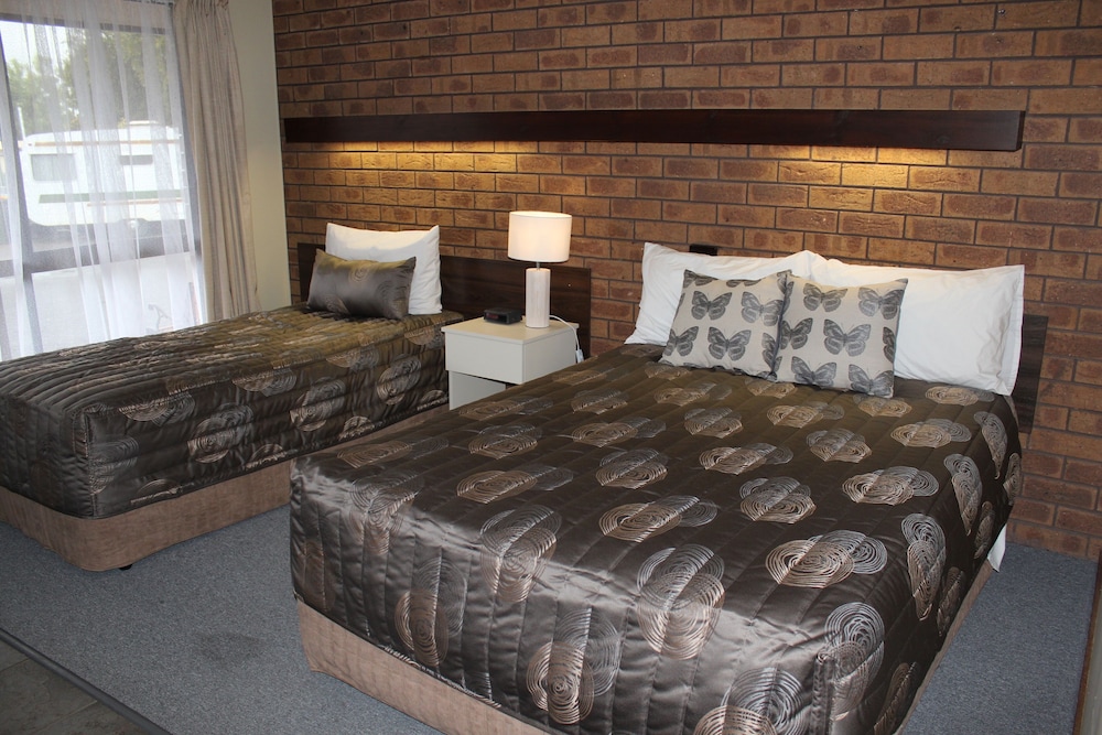 Standard Room, Non Smoking (Double & Single Beds  R4) photo 3