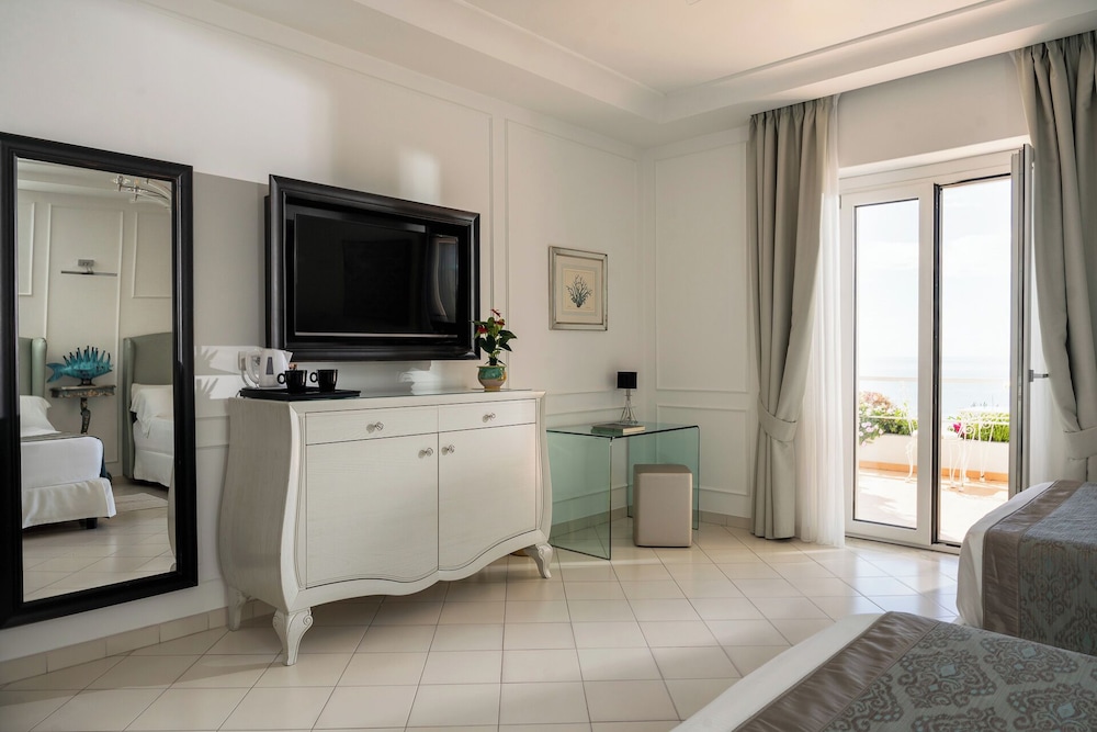 Superior Room, 2 Queen Beds, Sea View, Ground Floor photo 2