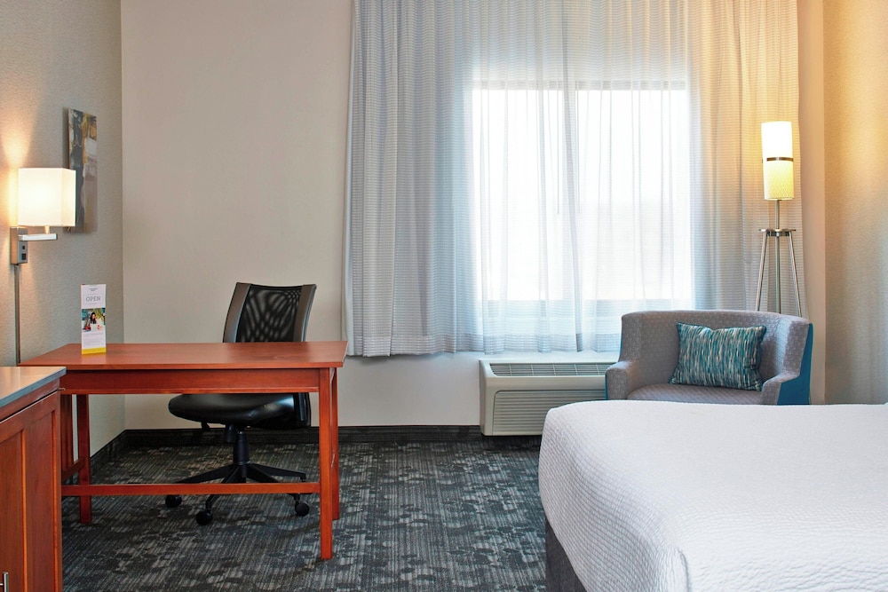 Room, 2 Queen Beds (Mobility/Hearing Access, Roll-in Shwr) - Photo 3