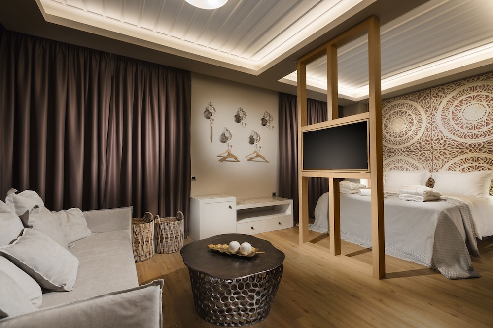 Suite - Photo 1