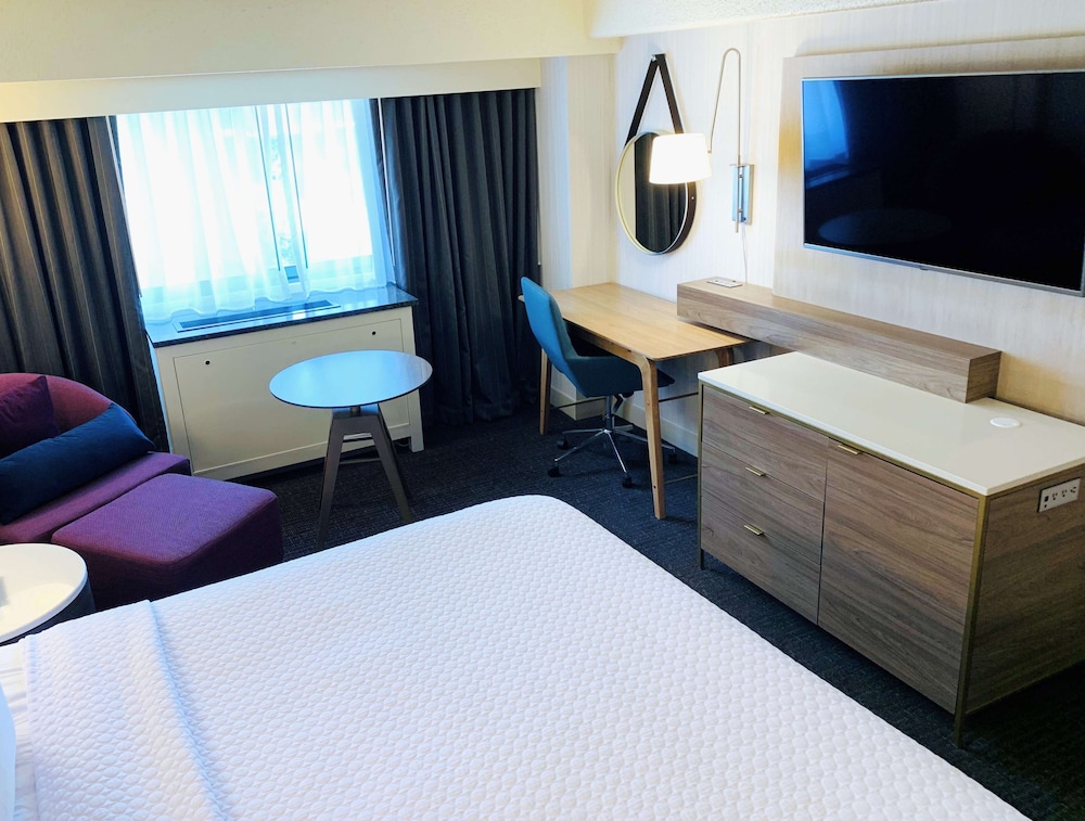 Deluxe Room, 1 King Bed (Deluxe King) - Photo 2