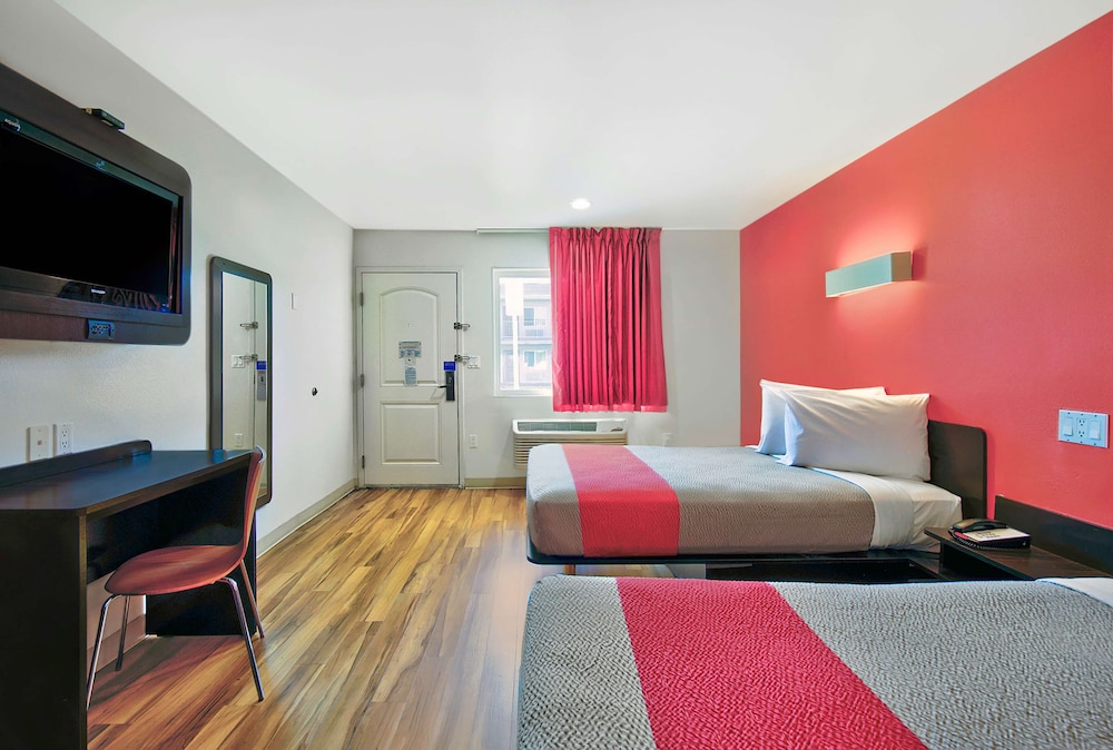 Standard Room, 2 Queen Beds, Non Smoking - Photo 8
