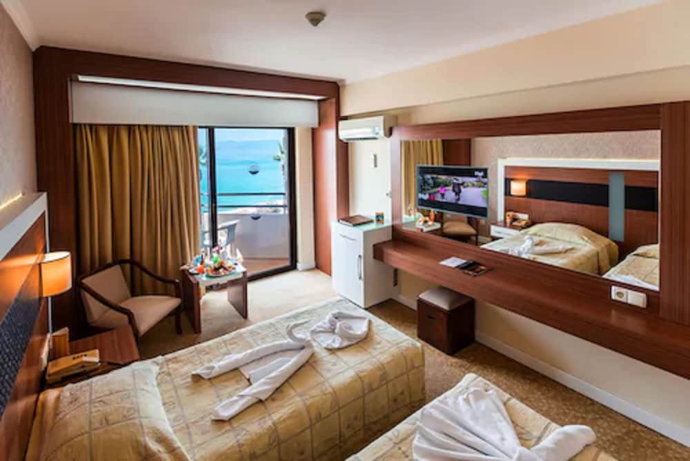 Single Room, Balcony, Partial Sea View