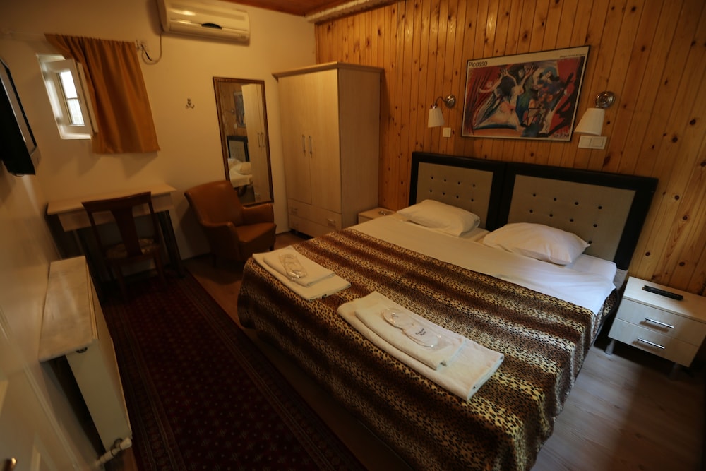 Economy Triple Room photo 1