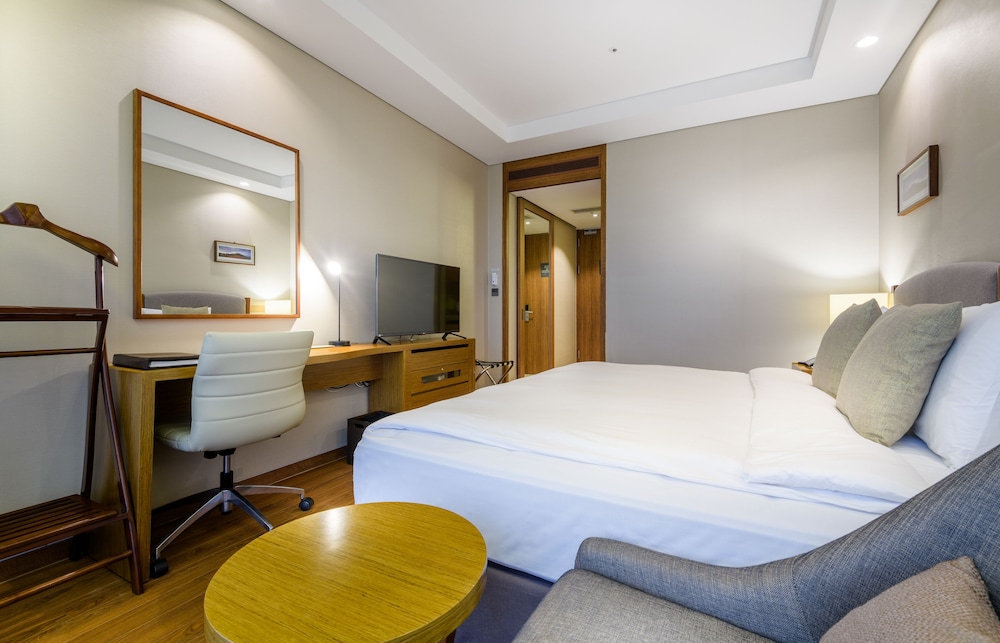 Hollywood Double Terrace, 2 Single Beds Attached (Jeju Local Currency Voucher 10000 KRW / 1per night photo 3