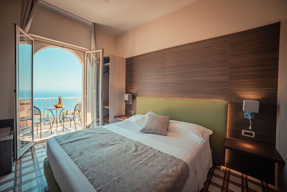 Deluxe Double or Twin Room, Balcony, Sea View - Photo 4