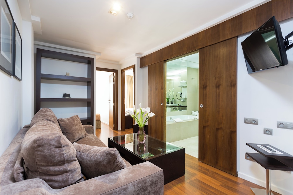 Family Room thumbnail 5