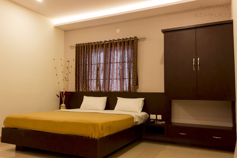 Club Room, 1 Bedroom, Non Smoking, City View