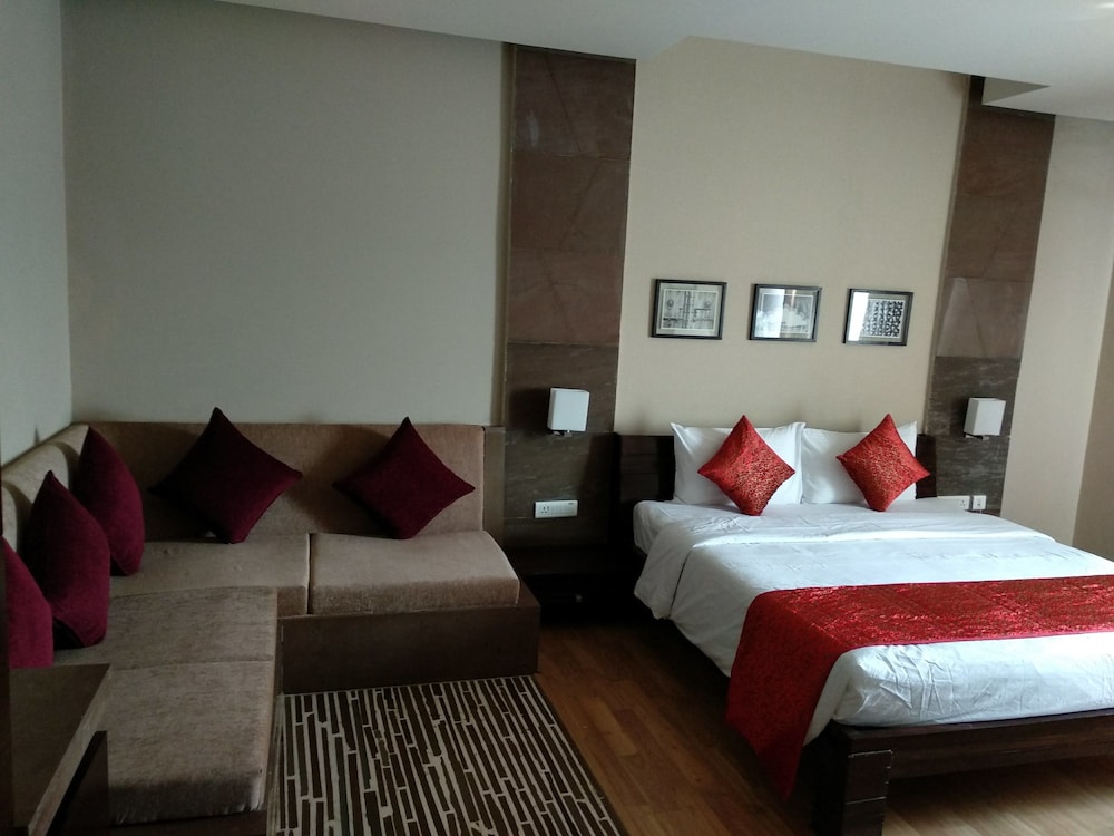 Deluxe Room, 1 King Bed, Non Smoking - Photo 4