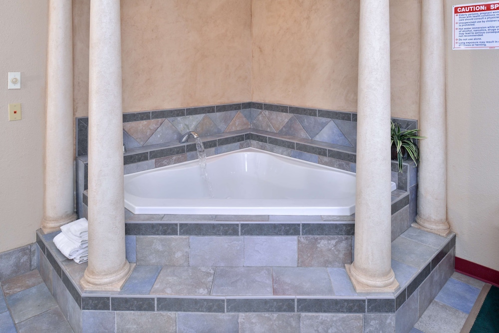 Suite, 1 Queen Bed, Non Smoking, Hot Tub (Jacuzzi) - Photo 5