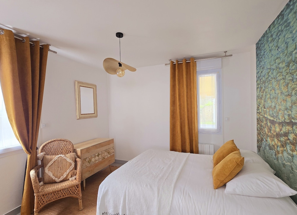 Deluxe House, Multiple Bedrooms, Sea View photo 1
