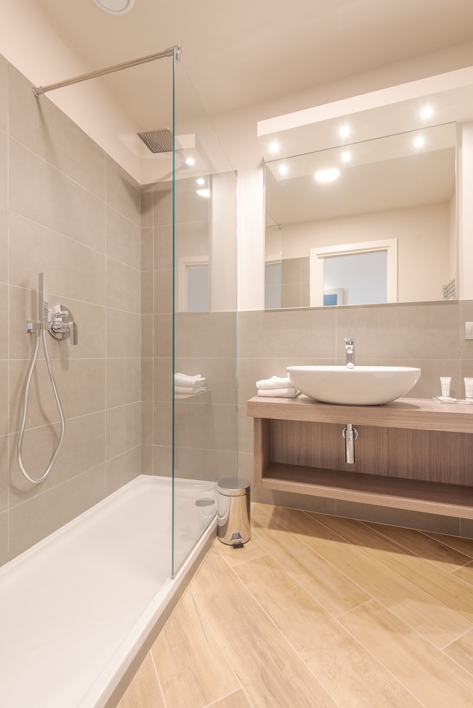 Standard Double or Twin Room - Photo 6