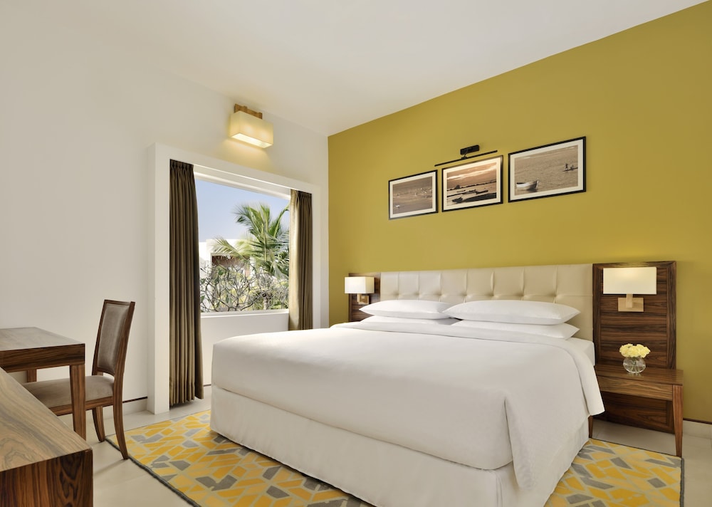 Suite, 1 King Bed, Pool View (Balcony) photo 3