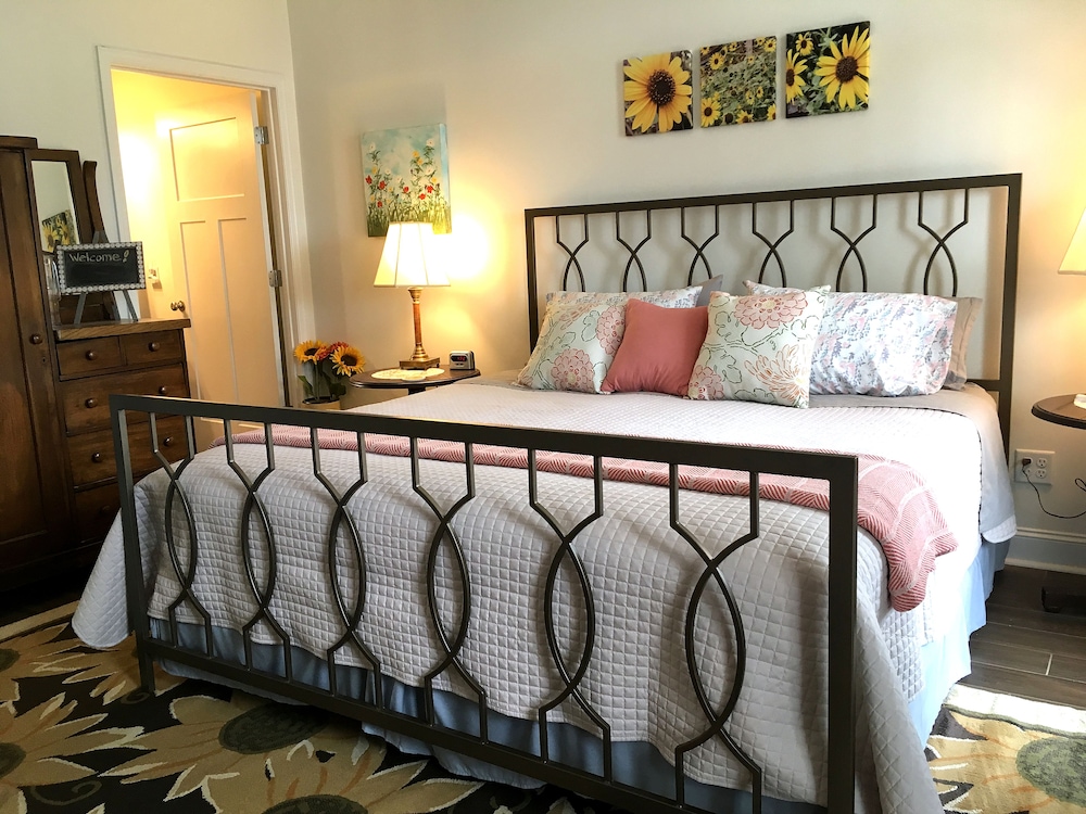Sunflower Rm, 1 King Bed, Private Bath photo 2