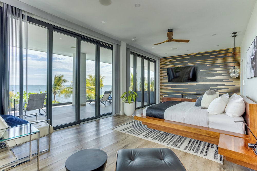 Royal Villa (4 Bedrooms) w/ Balconies & Sea View