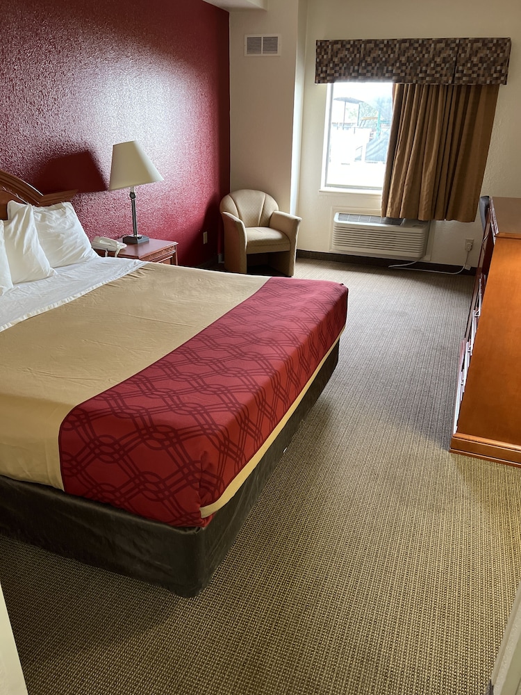 Basic Single Room, 1 King Bed - Photo 7