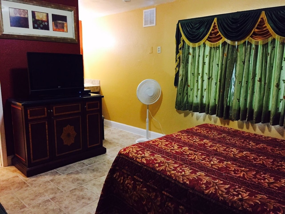 Standard Room, 1 Queen Bed photo 1