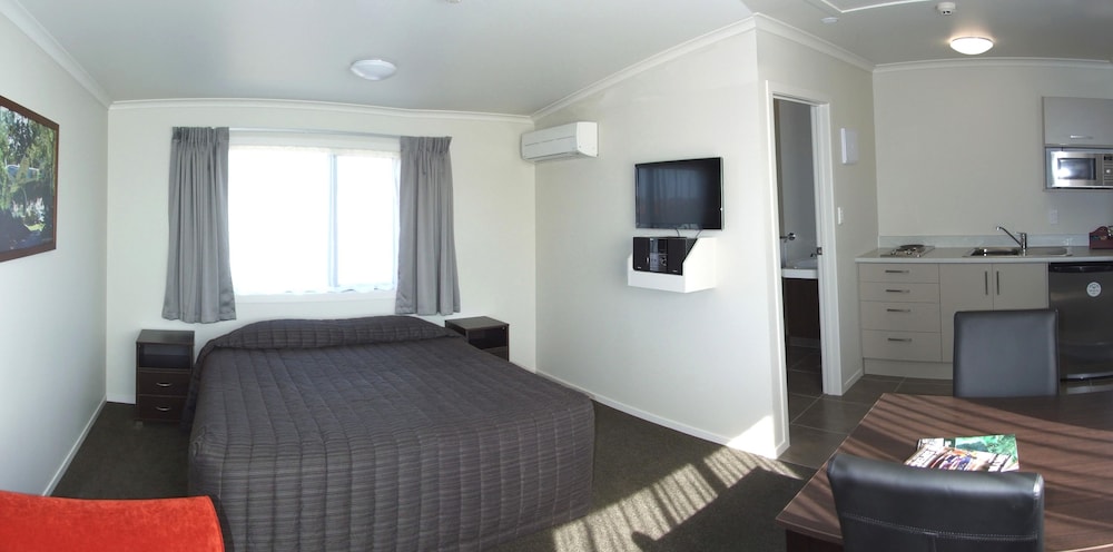 Studio, 1 King Bed, Accessible (2 Night Opening Specials!) photo 1