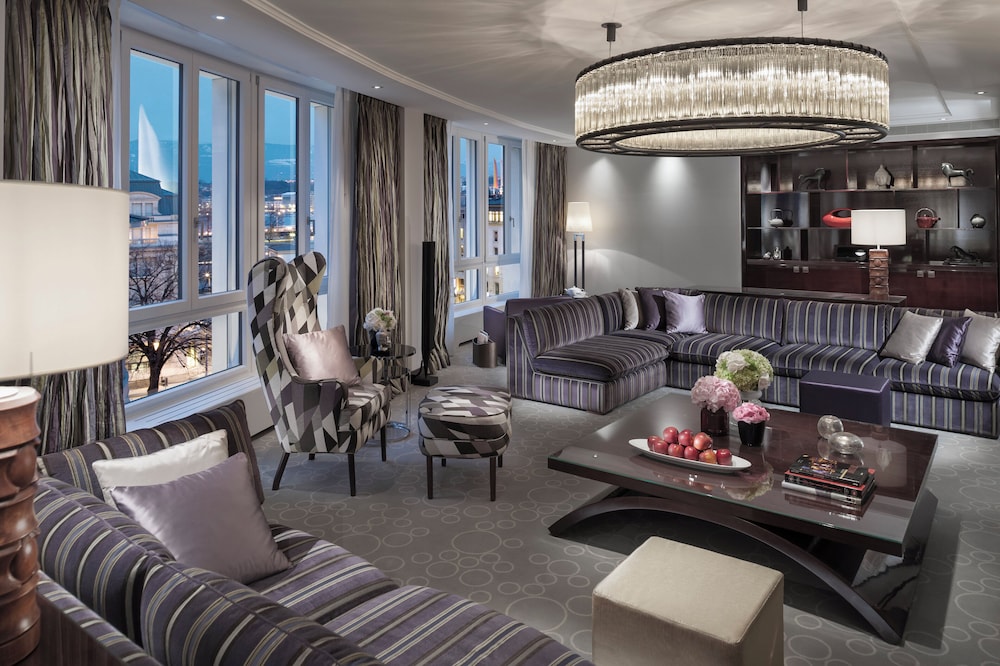 Royal Suite with One King Bed (Non Smoking)