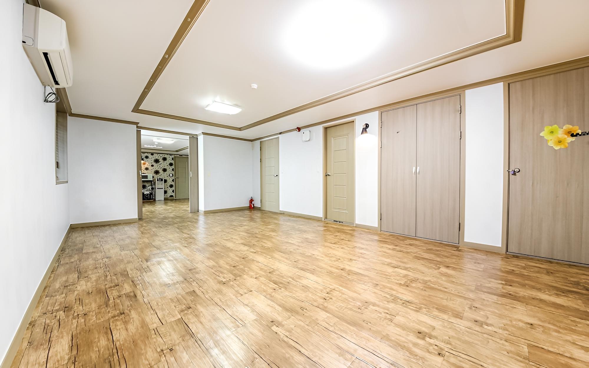 Room (30 pyeong two room (ondol + 2bed)) - Photo 10