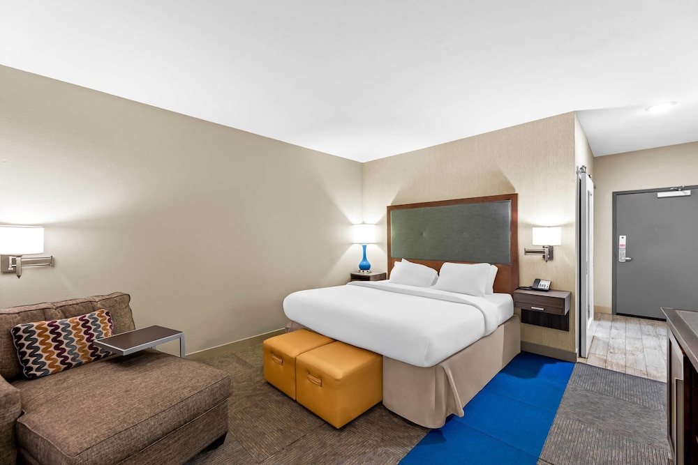 Standard Room, 1 King Bed, Non Smoking photo 2