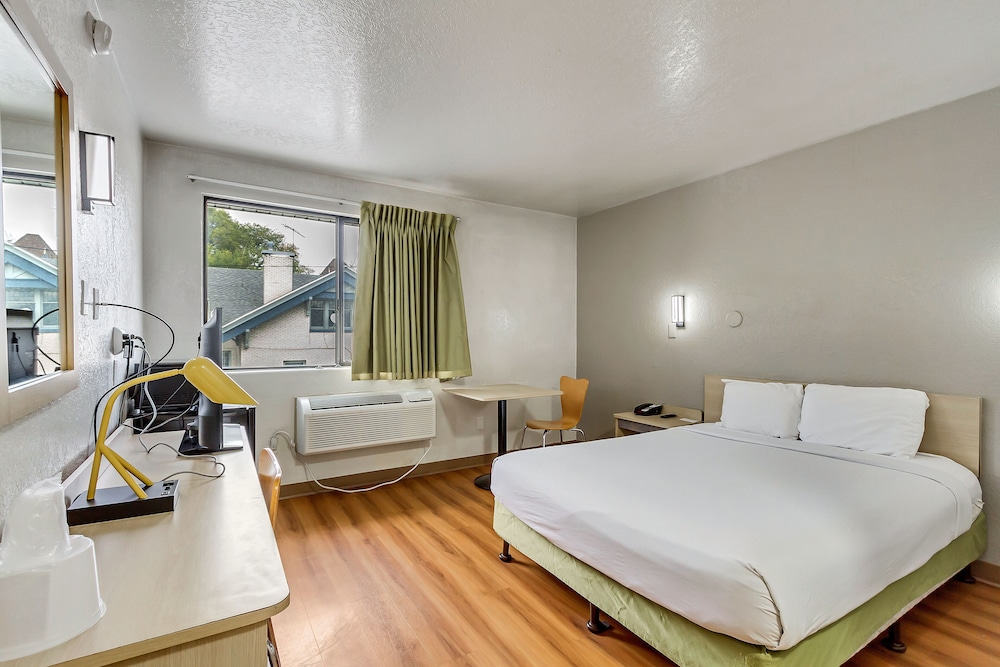 Deluxe Room, 1 Double Bed, Non Smoking, Refrigerator & Microwave photo 3