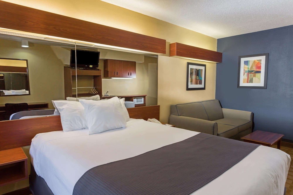 Suite, 1 Queen Bed with Sofa bed - Photo 1