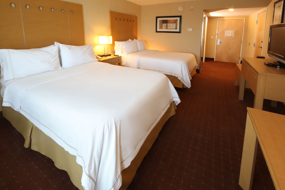 Standard Room, 2 Queen Beds - Photo 1