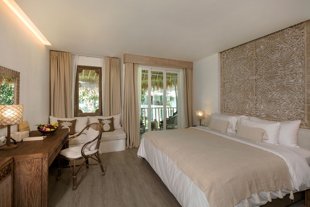 Grand Room, Pool View - Photo 2
