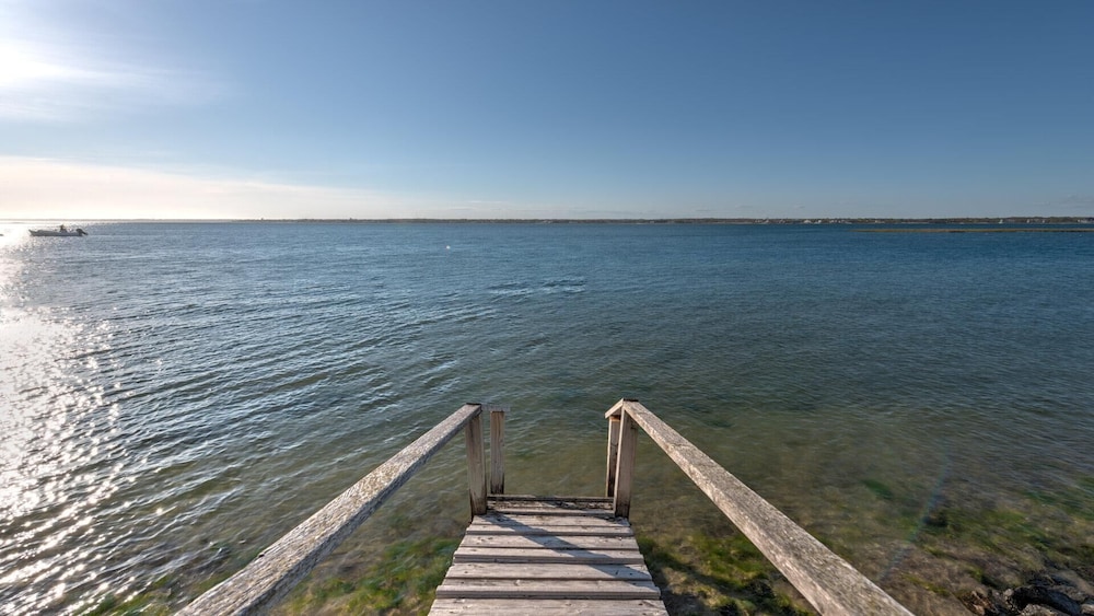 House, Multiple Beds (Bungalow 8 - 1BR, Waterfront) photo 3