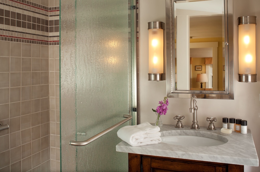 Nickerson Deluxe Whirlpool Suite photo 3