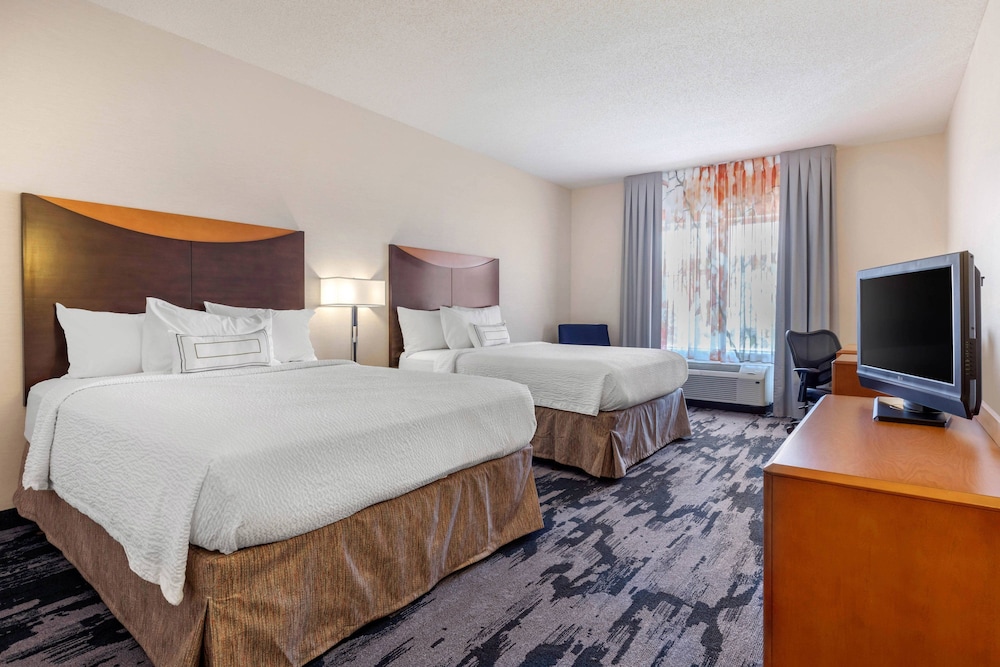 Room, 2 Queen Beds (Mobility/Hearing Access, Roll-In Shwr) - Photo 2
