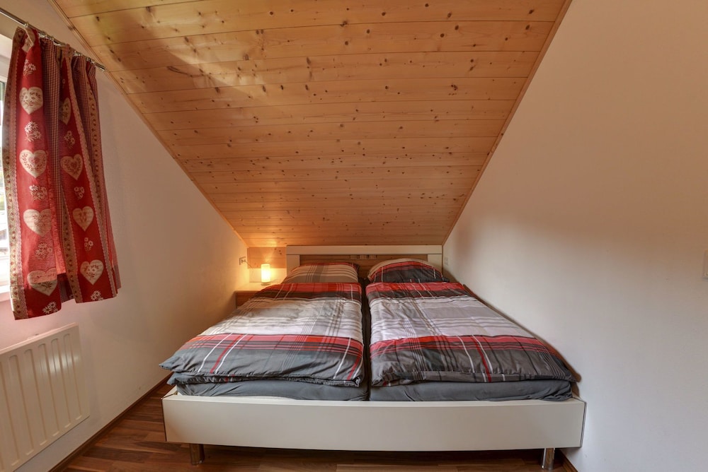 Apartment (1 & 3 House 33a) photo 3