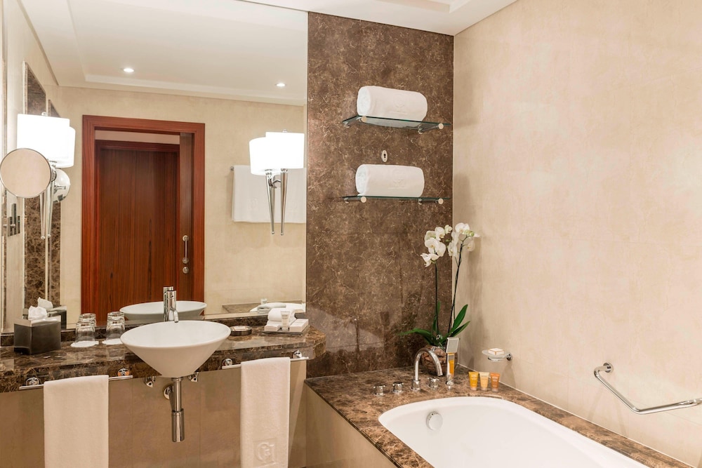Three Bedroom, Kitchen, Family Suite, King or Twin thumbnail 6
