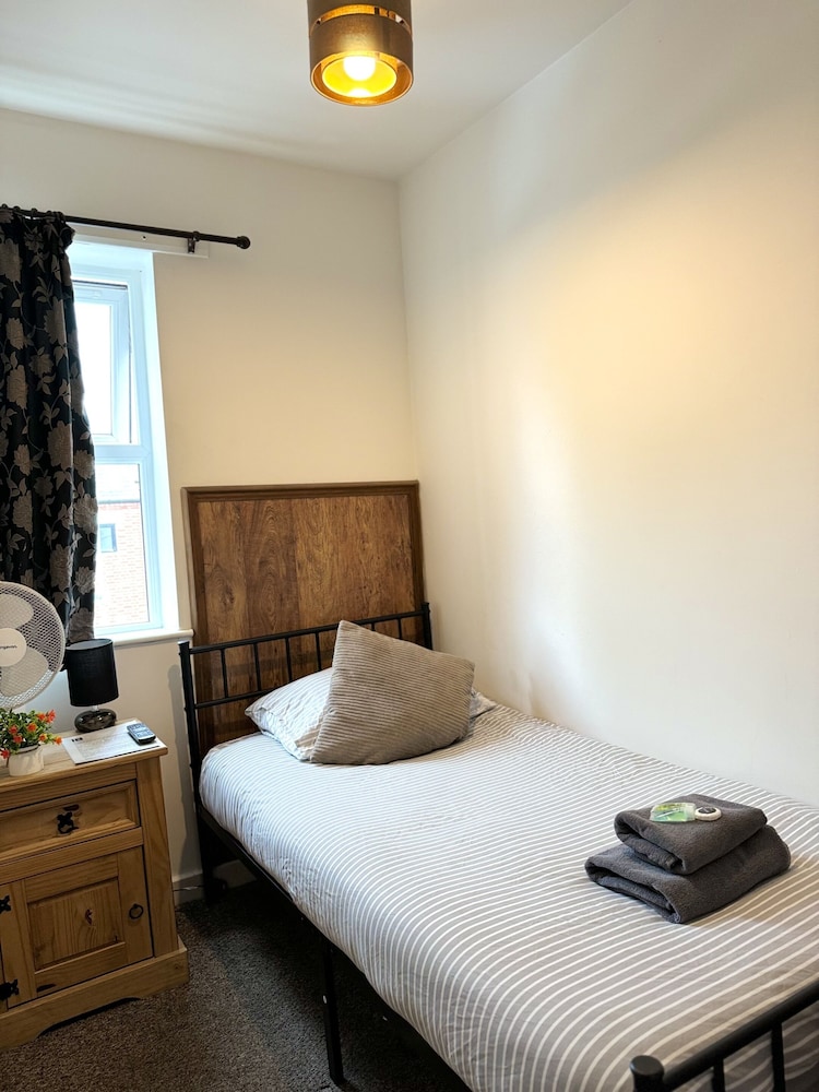 Economy Single Room, Ensuite photo 3