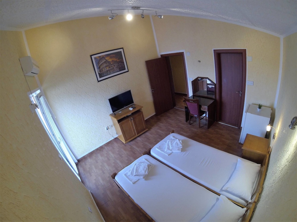 Basic Room, 2 Twin Beds, Mountain View photo 3