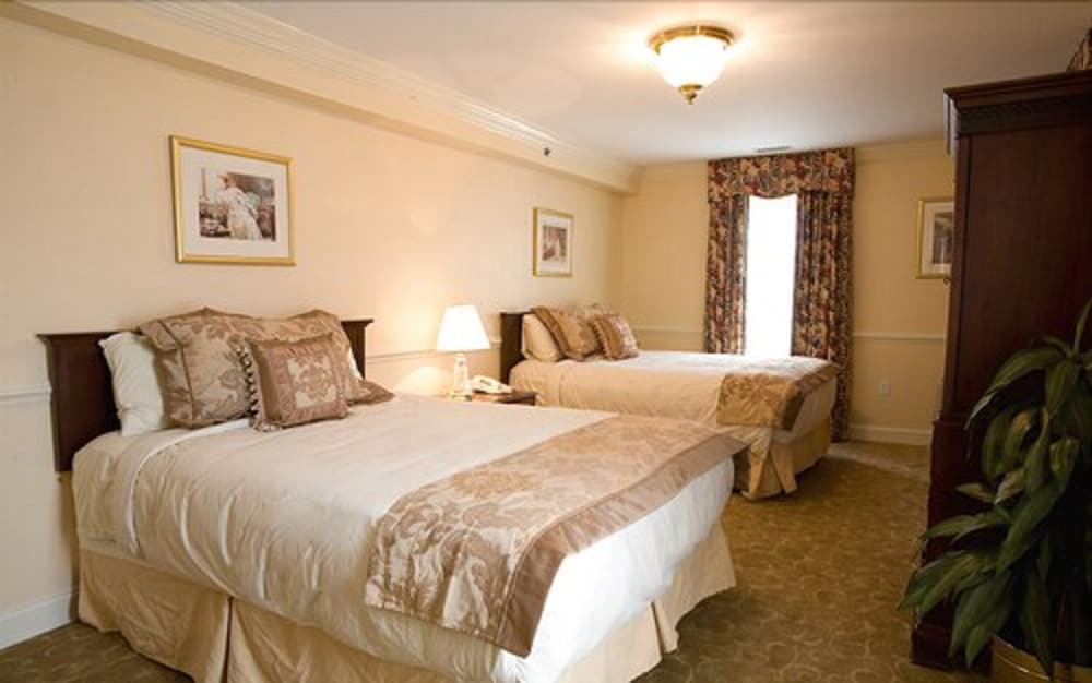 Basic Double Room, 2 Queen Beds photo 2