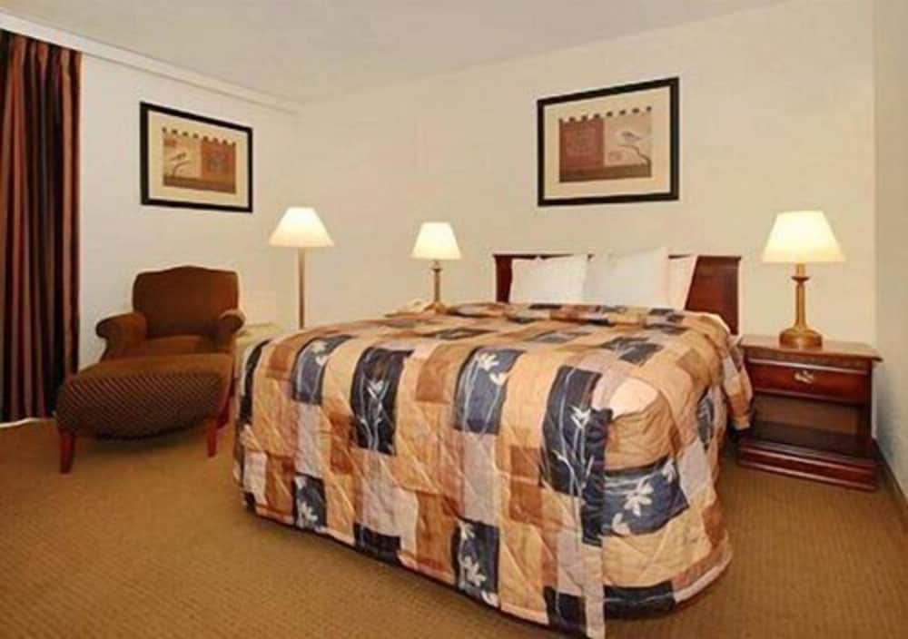 Standard Room, 1 Queen Bed, Non Smoking - Photo 1