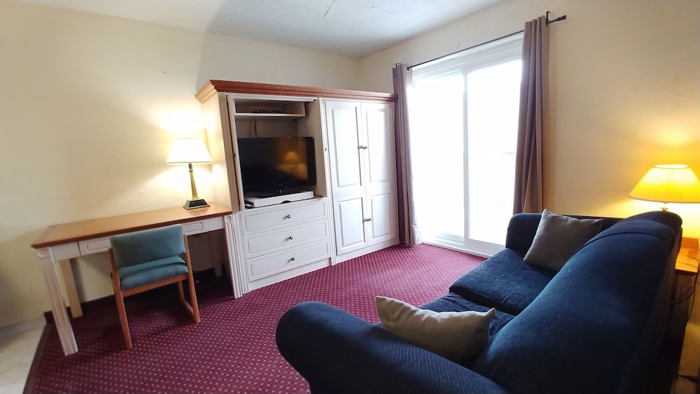One Bedroom Suite (With Balcony) photo 3